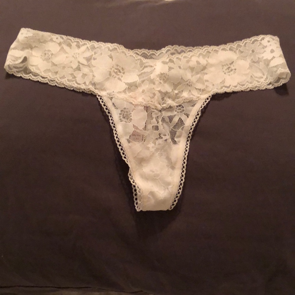 Victoria’s Secret Lacie Thong Panties Size Small - Picture 1 of 3